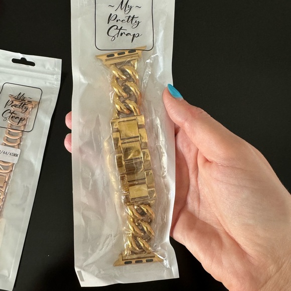 Gold Apple Watch strap with 42/44/45mm adapters - Picture 2 of 2